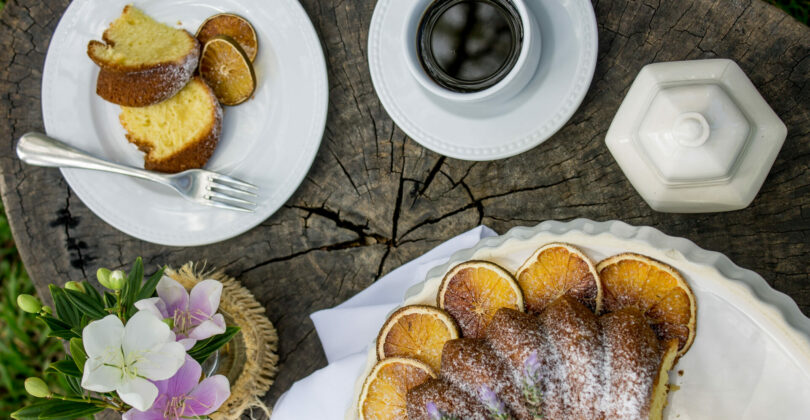 Café da Manhã com bolo de laranja e café